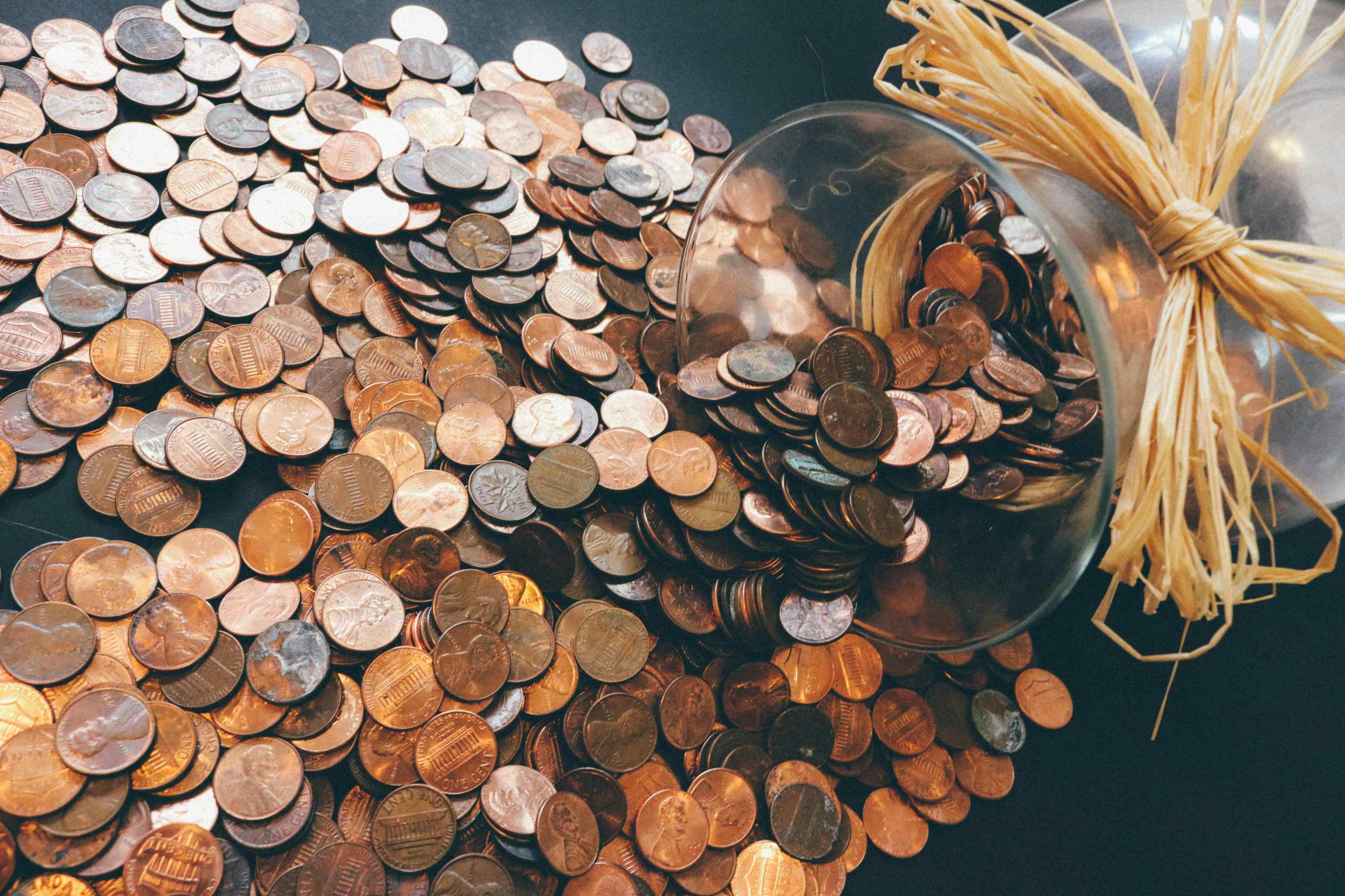 如何通过交易所进行黄金交易？这种交易方式有哪些优势和风险？